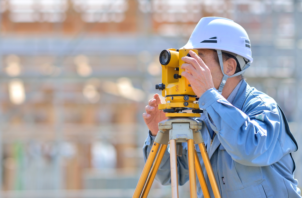 測量機を操作する測量スタッフ