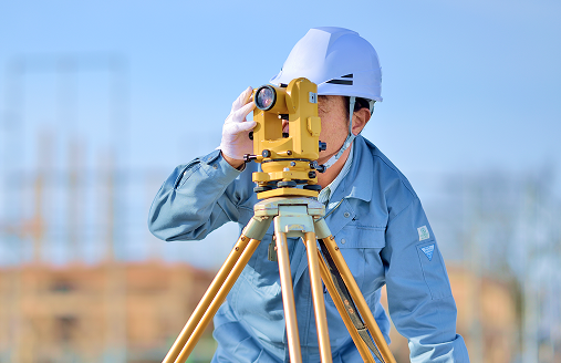 現場で測量を行うスタッフ